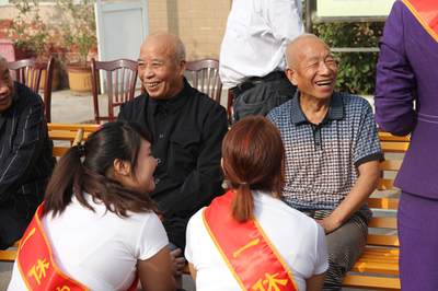 情暖重阳 爱驻夕阳 禹州一休堂保健为老人送上重阳健康礼